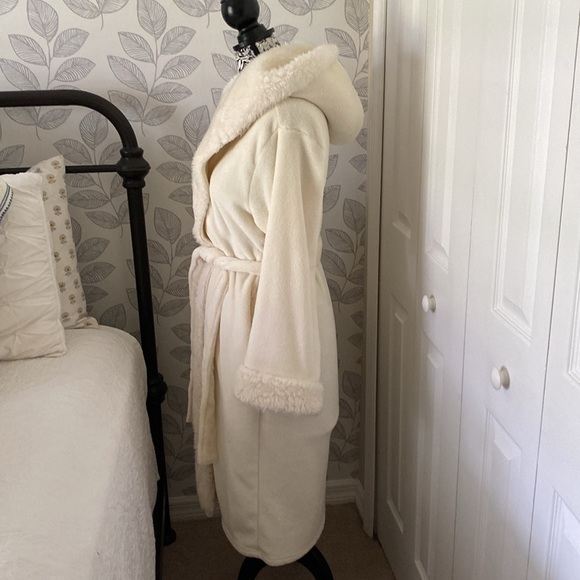 Women’s hooded fleece robe with faux fur trim by Pottery Barn - Picture 3 of 9